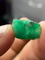 Slim & Striking: 4.515 ct Swat Emerald Crystal with Elegant Proportions - Image 4