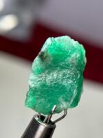 Slim & Striking: 4.515 ct Swat Emerald Crystal with Elegant Proportions - Image 5