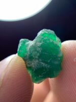 Bold and Natural: 5.60ct Swat Emerald Crystal with Deep Green Brilliance - Image 4