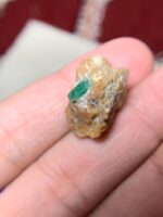 A Striking 27-Carat Swat Emerald Specimen - Image 2