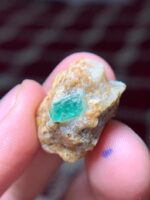 A Striking 27-Carat Swat Emerald Specimen - Image 4