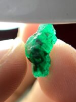 A Long Green Flame: The 2.27ct Swat Emerald Crystal with Striking Proportions - Image 7