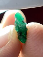 A Long Green Flame: The 2.27ct Swat Emerald Crystal with Striking Proportions - Image 9