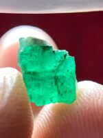 Refined Natural Beauty: A 2.06ct Emerald Crystal from Swat Valley - Image 4