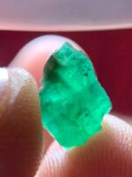 Refined Natural Beauty: A 2.06ct Emerald Crystal from Swat Valley - Image 8