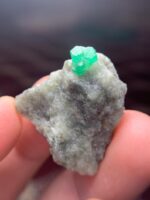 39.87 ct Swat Emerald Specimen – A Wide, Natural Crystal Display Piece - Image 2