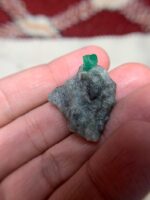 39.87 ct Swat Emerald Specimen – A Wide, Natural Crystal Display Piece - Image 3