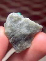 39.87 ct Swat Emerald Specimen – A Wide, Natural Crystal Display Piece - Image 5
