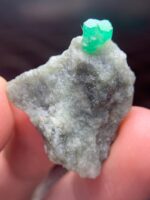 39.87 ct Swat Emerald Specimen – A Wide, Natural Crystal Display Piece - Image 6