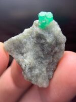 39.87 ct Swat Emerald Specimen – A Wide, Natural Crystal Display Piece - Image 7