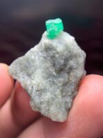 39.87 ct Swat Emerald Specimen – A Wide, Natural Crystal Display Piece - Image 9