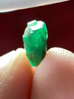 A Glimpse of Nature's Artistry: 1.81ct Emerald Crystal from Swat - Image 5