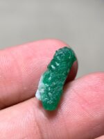 Emerald Elegance from Pakistan: 4.71 ct Crystal of Clarity and Length - Image 2