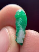 Emerald Elegance from Pakistan: 4.71 ct Crystal of Clarity and Length - Image 7