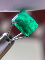1.65 ct Swat Emerald Crystal — Elegant Green Form - Image 4