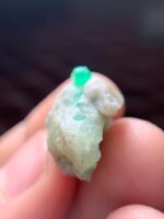 A Stunning 26.90 ct Emerald Specimen: Elegance in Shape and Size - Image 2
