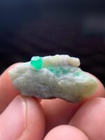 A Stunning 26.90 ct Emerald Specimen: Elegance in Shape and Size - Image 3