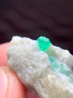 A Stunning 26.90 ct Emerald Specimen: Elegance in Shape and Size - Image 4