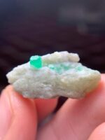 A Stunning 26.90 ct Emerald Specimen: Elegance in Shape and Size - Image 6