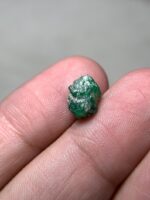Pure and Precise: 2.71 ct Swat Emerald Crystal with Classic Shape - Image 2