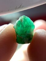 Pure and Precise: 2.71 ct Swat Emerald Crystal with Classic Shape - Image 3