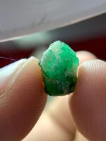 Pure and Precise: 2.71 ct Swat Emerald Crystal with Classic Shape - Image 4