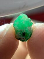 Pure and Precise: 2.71 ct Swat Emerald Crystal with Classic Shape - Image 5