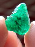 The Dramatic Appeal of a 3.10 ct Emerald Crystal - Image 3