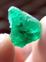 The Dramatic Appeal of a 3.10 ct Emerald Crystal - Image 4
