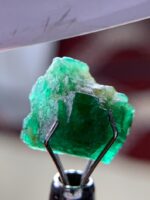 4.54 ct Swat Emerald Crystal – Elegant Form in Vivid Green - Image 2