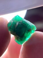 4.54 ct Swat Emerald Crystal – Elegant Form in Vivid Green - Image 4