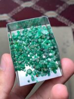 43.20 ct Panjshir Emerald Rough Lot – Flat Crystal Parcel with Strong Cutting Potential - Image 11