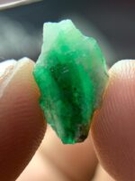 Linear Beauty: 4.31 ct Swat Emerald Crystal with Striking Natural Form - Image 4