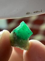 6ct Swat Emerald Specimen: Pakistan Green Gemstone - Image 6