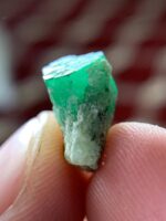 6ct Swat Emerald Specimen: Pakistan Green Gemstone - Image 7