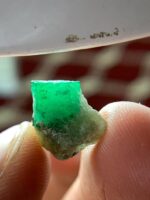 6ct Swat Emerald Specimen: Pakistan Green Gemstone - Image 8