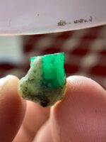 6ct Swat Emerald Specimen: Pakistan Green Gemstone - Image 11