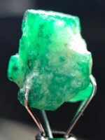 Pure Elegance in Green: 6.95ct Emerald Crystal from Swat - Image 3