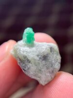 18.65 ct Swat Emerald: A Vibrant, Well-Proportioned Crystal - Image 4
