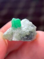 18.65 ct Swat Emerald: A Vibrant, Well-Proportioned Crystal - Image 5