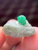 18.65 ct Swat Emerald: A Vibrant, Well-Proportioned Crystal - Image 6