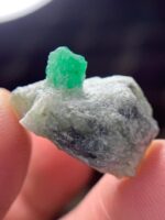 18.65 ct Swat Emerald: A Vibrant, Well-Proportioned Crystal - Image 7