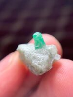 18.65 ct Swat Emerald: A Vibrant, Well-Proportioned Crystal - Image 8