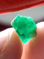 A Rarity in Green: 2.54ct Swat Emerald Crystal with Exceptional Form - Image 5