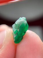 A Rarity in Green: 2.54ct Swat Emerald Crystal with Exceptional Form - Image 9