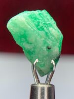 5.47ct Swat Emerald Crystal: A Naturally Sculpted Gemstone with Striking Length - Image 5