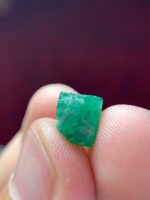 4.07ct Swat Emerald Crystal: Natural Precision in a Compact Form - Image 2