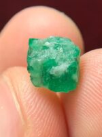 4.07ct Swat Emerald Crystal: Natural Precision in a Compact Form - Image 7