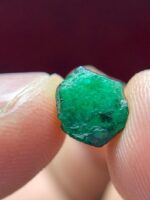 Precision in Nature: 3.15 ct Swat Emerald Crystal (7.90 × 7.31 × 6.07 mm) - Image 9