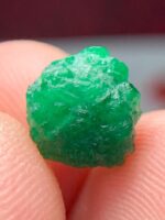 4.08ct Swat Emerald Crystal: A Balanced Gem of Rich Color and Natural Clarity - Image 3